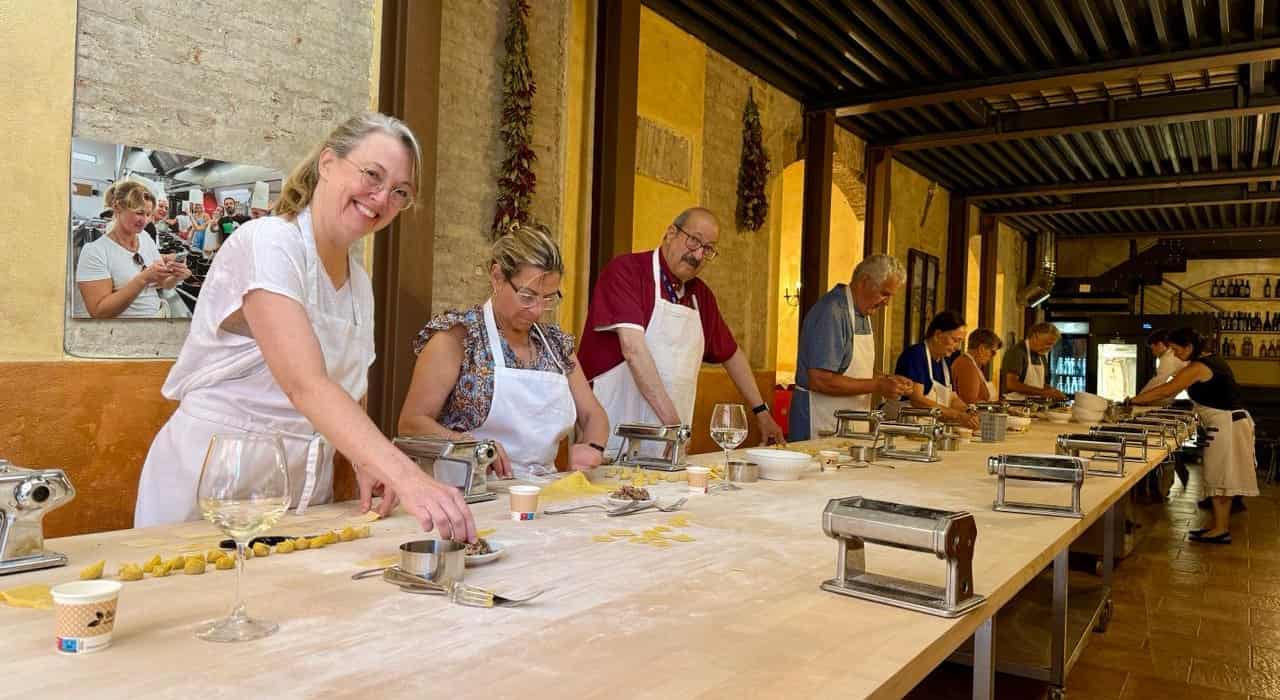 Mailand: Pasta- und Tiramisu-Kochkurs mit Wein