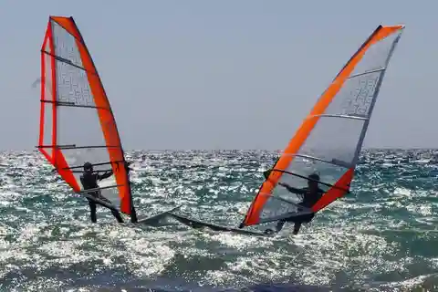 Costa do Sol: Aula dinâmica de windsurfe para iniciantes