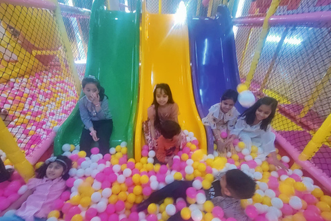 Udaipur: Zona de juegos infantiles de interior y cama elástica