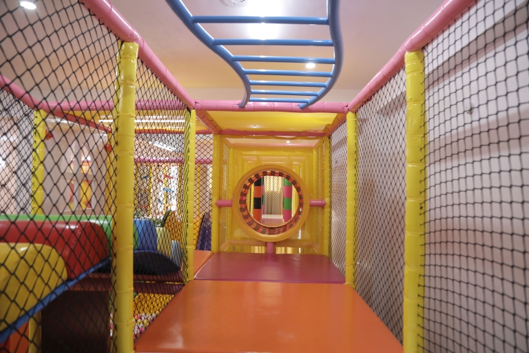Udaipur: kryty miękki plac zabaw i trampolina dla dzieci