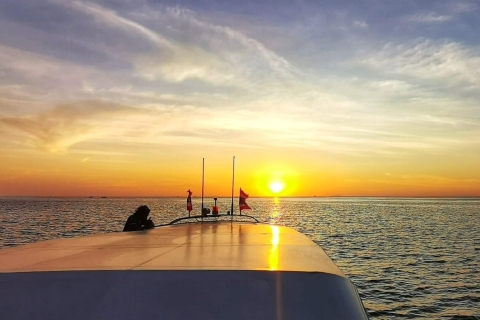 Z Phi Phi Don: Wschód słońca i unikanie tłumów łodzią motorową