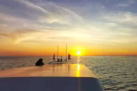 Phi Phi: Sunrise & Beat The Crowds to Maya Bay by Speedboat