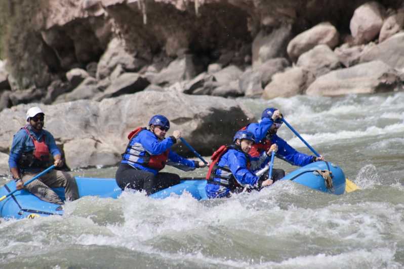 Avventura di rafting sul fiume nella Valle Sacra