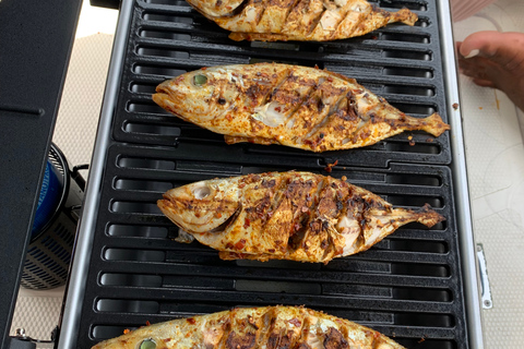 Dubai: Gita di pesca privata (mare profondo) di 4 ore e barbecueDubai: battuta di pesca privata (alture profonde) 4 ore e barbecue