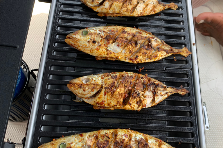 Dubai: Gita di pesca privata (mare profondo) di 4 ore e barbecueDubai: battuta di pesca privata (alture profonde) 4 ore e barbecue