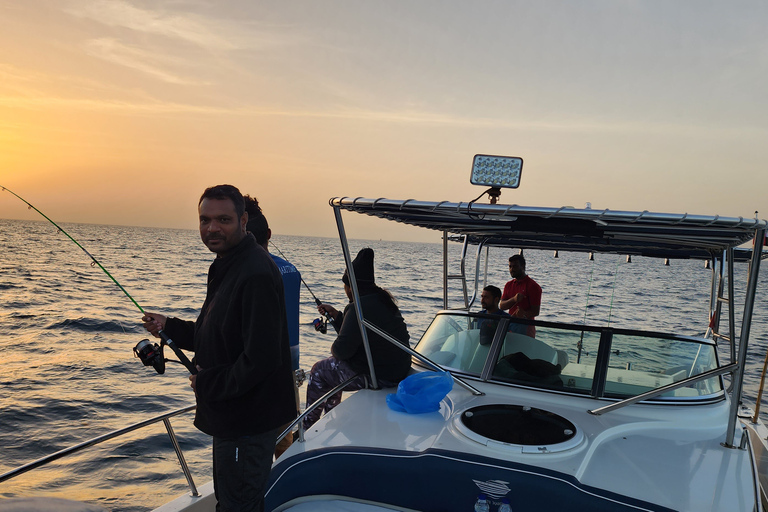 Dubai: Gita di pesca privata (mare profondo) di 4 ore e barbecueDubai: battuta di pesca privata (alture profonde) 4 ore e barbecue