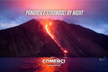 Von Tropea aus: Die Insel Panarea und der Vulkan Stromboli bei Nacht
