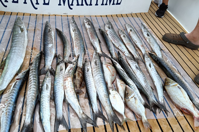 Dubai: Gita di pesca privata (mare profondo) di 4 ore e barbecueDubai: battuta di pesca privata (alture profonde) 4 ore e barbecue