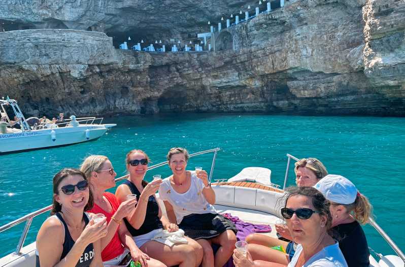 Polignano a Mare: tour delle grotte in motoscafo con aperitivo