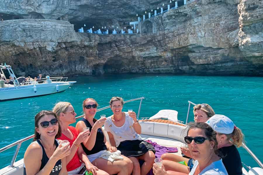 Polignano a Mare: Schnellbootfahrt zu den Höhlen mit Aperitif. Foto: GetYourGuide