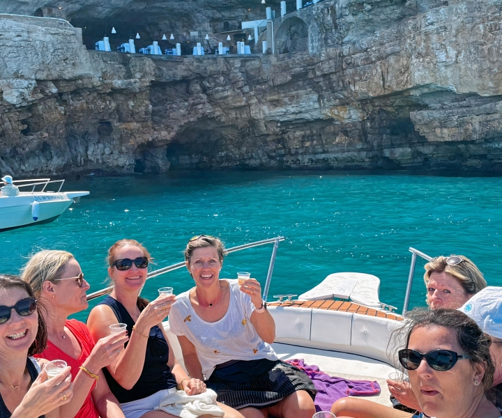 Polignano a Mare: tour delle grotte in motoscafo con aperitivo