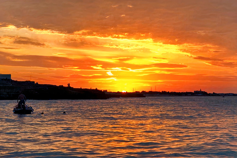 Polignano a Mare: Crucero en lancha rápida a las cuevas con aperitivoCrucero en grupo