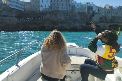 Polignano a Mare: Crucero en lancha rápida a las cuevas con aperitivoCrucero en grupo