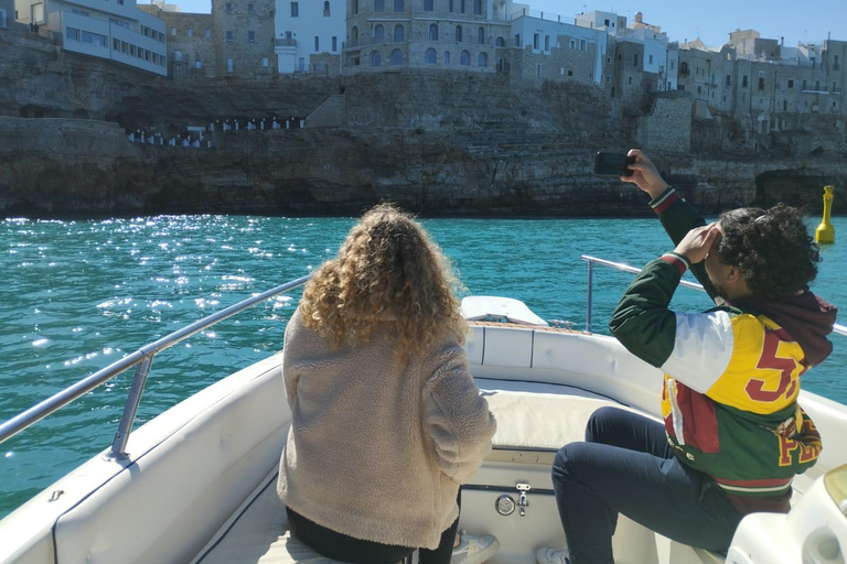 Polignano a Mare: Crucero en lancha rápida a las cuevas con aperitivoCrucero en grupo