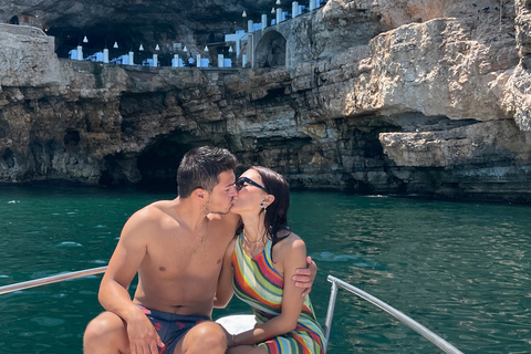 Polignano a Mare: Crucero en lancha rápida a las cuevas con aperitivoCrucero en grupo