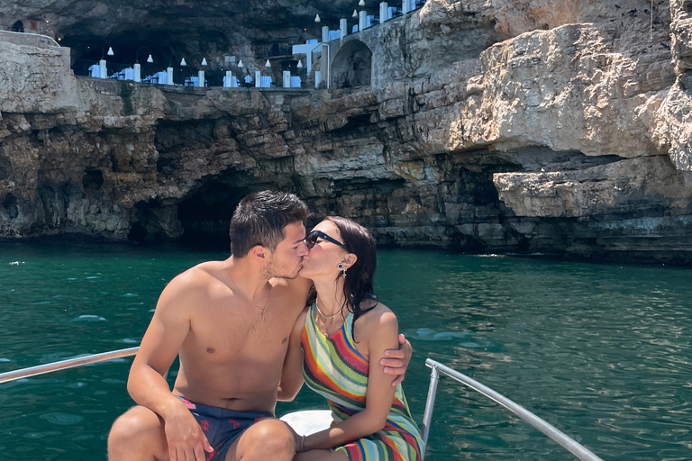 Polignano a Mare: Crucero en lancha rápida a las cuevas con aperitivoCrucero en grupo