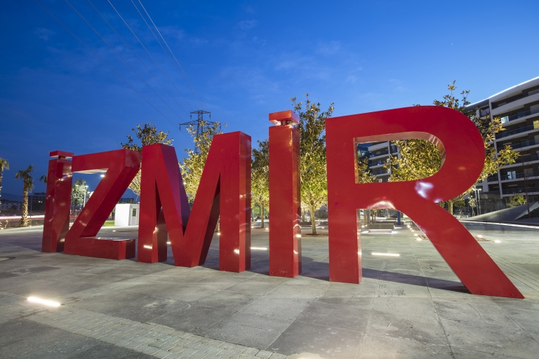 Au départ de Cesme : Visite privée de la ville d'Izmir et de l'Agora avec déjeuner