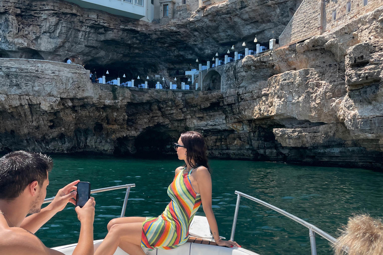 Polignano a Mare: Crucero en lancha rápida a las cuevas con aperitivoCrucero en grupo