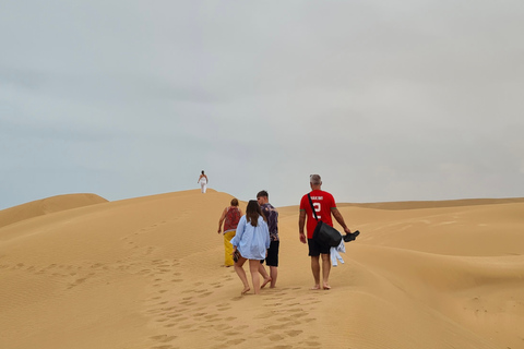 Agadir: Giro in cammello nel deserto del Sahara e sandboarding di mezza giornataGita di mezza giornata nel deserto del Sahara di Agadir Giro in cammello e imbarco sulla sabbia