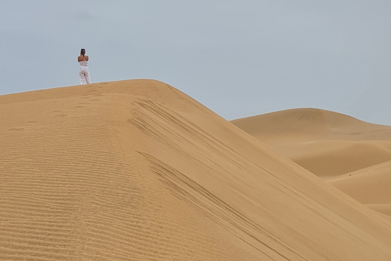 Excursion d'une demi-journée à Agadir dans le désert du Sahara à dos de chameau et en planche à sable