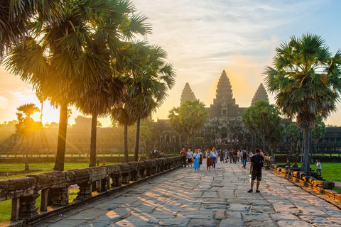 Angkor Wat: piccolo circuito in auto con guida ingleseTour in piccolo circuito con tramonto in auto e guida inglese