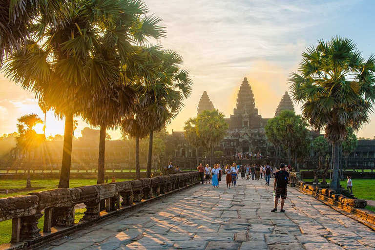 Angkor Wat: piccolo circuito in auto con guida ingleseTour in piccolo circuito con tramonto in auto e guida inglese