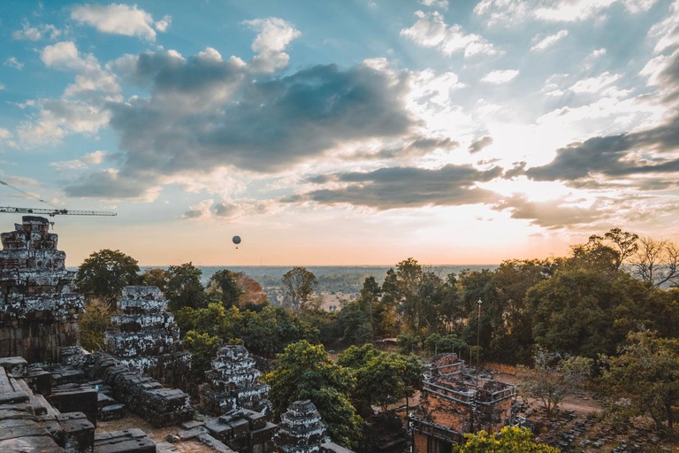 Angkor Wat: piccolo circuito in auto con guida ingleseTour in piccolo circuito con tramonto in auto e guida inglese