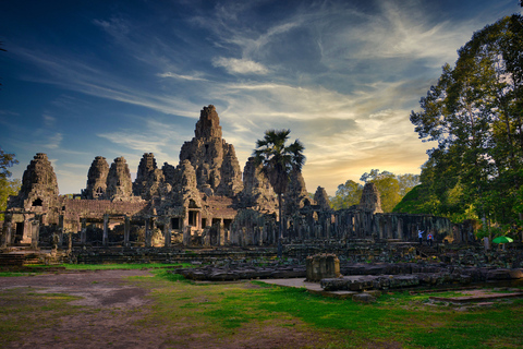 Angkor Wat: piccolo circuito in auto con guida ingleseTour in piccolo circuito con tramonto in auto e guida inglese