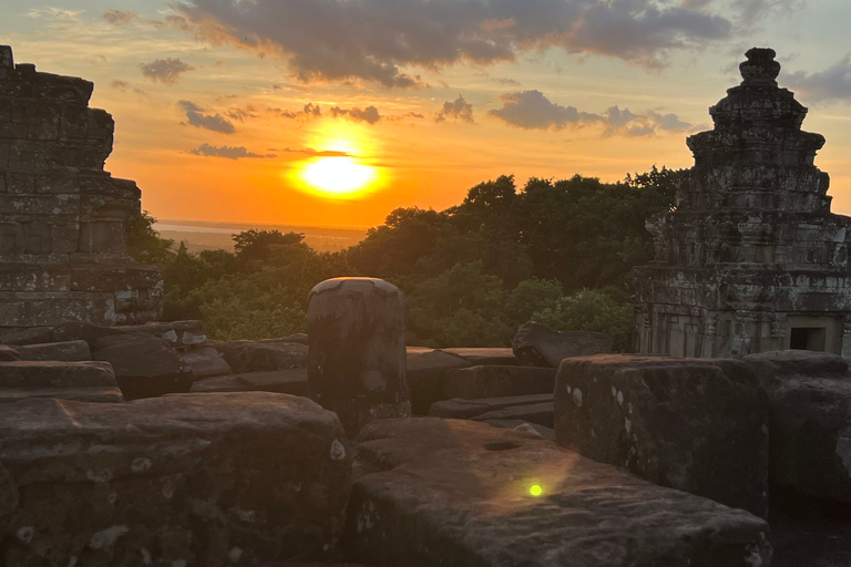 Angkor Wat: piccolo circuito in auto con guida ingleseTour in piccolo circuito con tramonto in auto e guida inglese