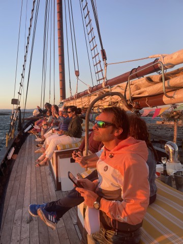 Visit Sunset in schooner sailing Arousa ria in Vigo