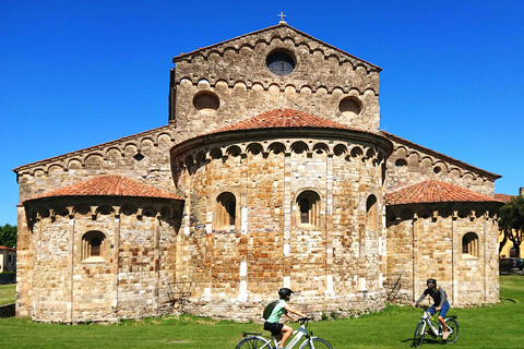 Pisa - en cykeltur till havet Cykla till havet på en guidad tur med egen guide