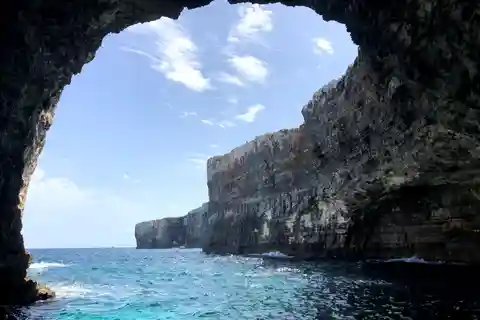 Gozo: Tour delle grotte di 20 minuti e sosta alla Laguna Blu