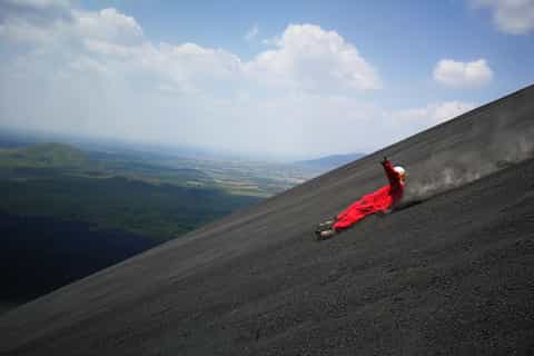 レオン：セロ・ネグロ火山ボーディングアドベンチャー（お迎え付き