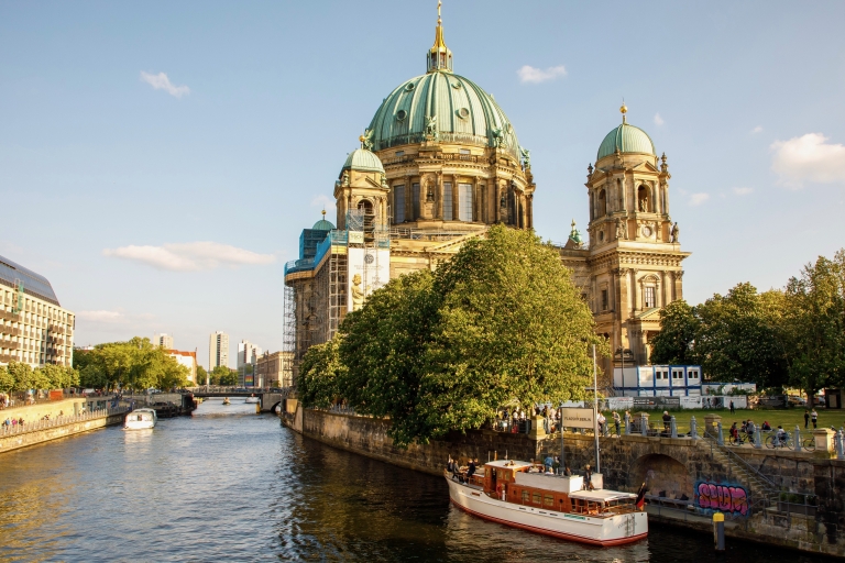 Berlín: Visita turística en barco a motor electrificadoVisita turística en barco en un yate a motor clásico totalmente eléctrico