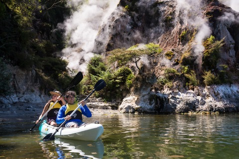 Rotorua: Spacer po dolinie Waimangu i wycieczka kajakiem po parujących klifachRotorua: Spacer z przewodnikiem Waimangu Walk i wycieczka kajakiem Steaming Cliffs Kayak Tour