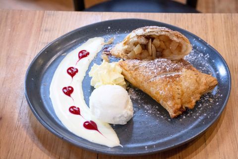 Strudel and Stroll Walking Tour in Hahndorf