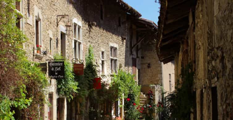 Outdoor show : Cinema in Pérouges, a story by Sir Constance | GetYourGuide