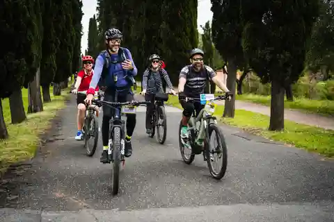 Roma: Tour guidato dell'Appia Antica in E-Bike con aperitivo italiano