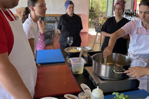Argassi: Experiencia culinaria griega con un localSaborea la Cultura de Grecia: Una Experiencia de Cocina en Vivo en Za