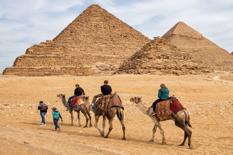 Kair: Wspólna półdniowa wycieczka do piramid w Gizie z przewodnikiemKair: Wspólna półdniowa wycieczka po piramidach w Gizie &przewodnik