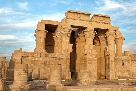 Aswan: Kom Ombo Dagtour met Luxor TransferKom Ombo: gedeelde tour van een halve dag door de Kom Ombo-tempel met gids