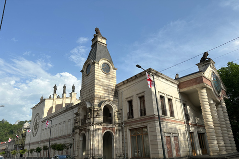 Von Tiflis aus: Geführte Tagestour zu den Highlights von KutaisiKutaisi Highlights: Kathedrale, Kloster, Markt, Höhlen