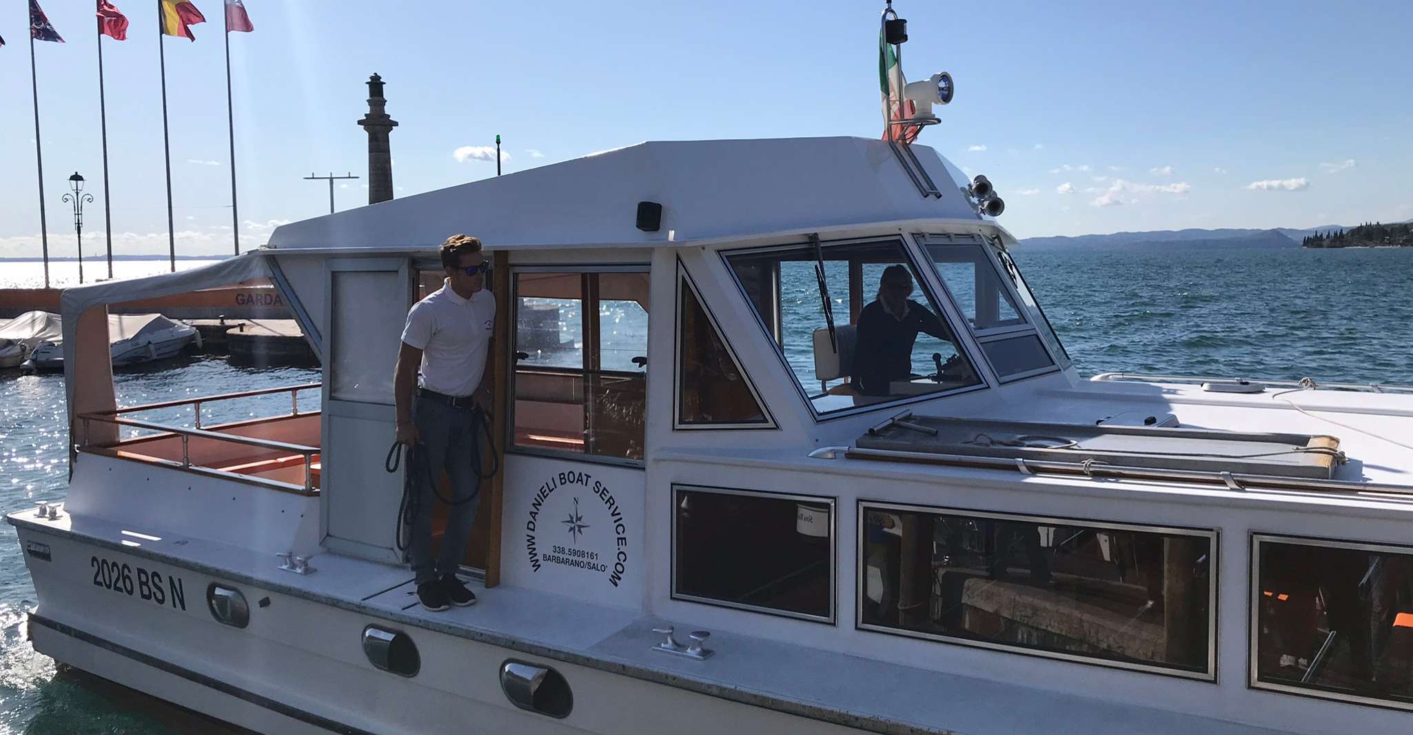 ガルダ湖、シルミオンに立ち寄った4時間ガイド付きボートクルーズ - Hizvo