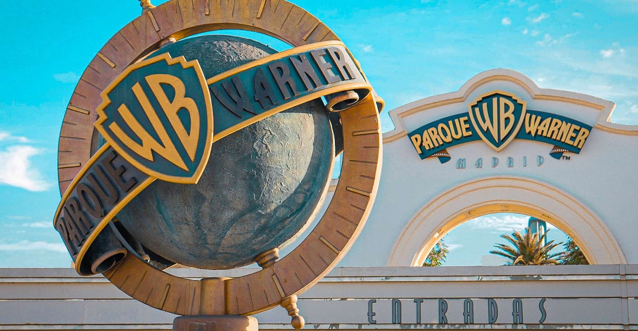 Madrid: Parque Warner Ticket and Roundtrip Transportation