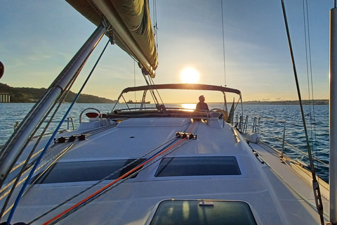 Lisboa: Passeio de Barco - o Veleiro mais ConfortávelTour Privado