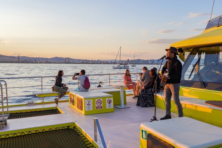 Barcelona: crucero en catamarán con música en directo de día o al atardecerCrucero al atardecer
