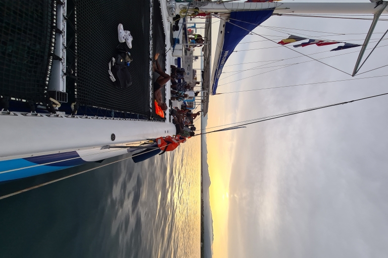 Cambrils : Croisière en catamaran au coucher du soleil sur la Costa Dorada avec boissons