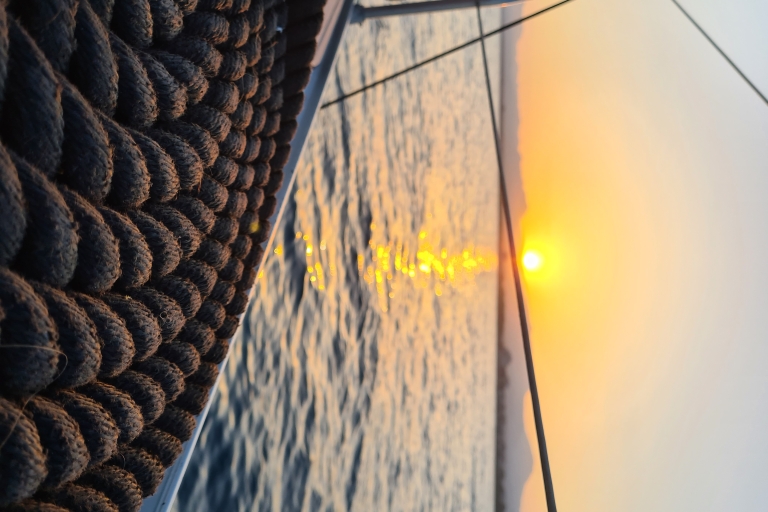 Cambrils: Crucero en Catamarán por la Costa Dorada al Atardecer con Bebidas