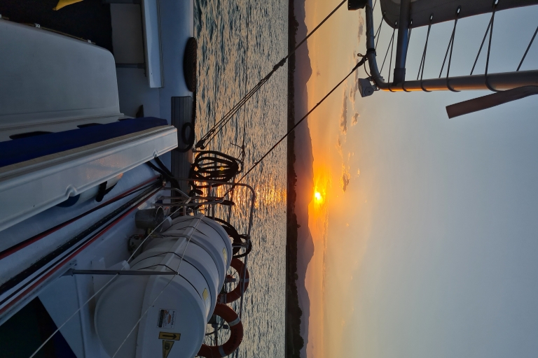 Cambrils: catamarancruise Costa Dorada bij zonsondergang met drankjes