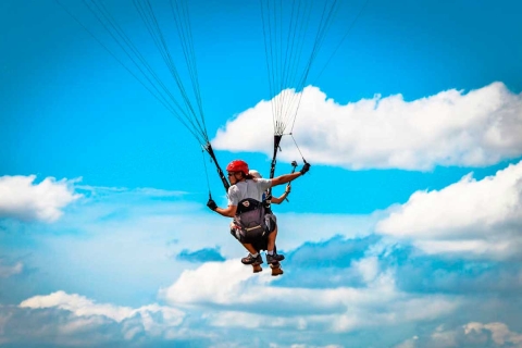 Paraglidingvlucht door de Heilige Vallei